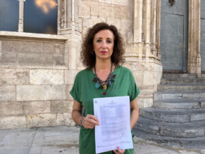 Maite Ibáñez, a las puertas de La Lonja, muestra el expediente de la minimascletà